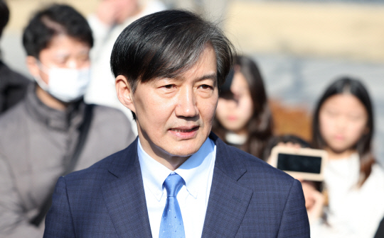 조국 전 법무부 장관이 설 연휴 마지막 날인 12일 경남 김해시 진영읍 봉하마을 고(故) 노무현 전 대통령 묘역을 참배 후 취재진과 질문에 답하고 있다.   [연합뉴스]